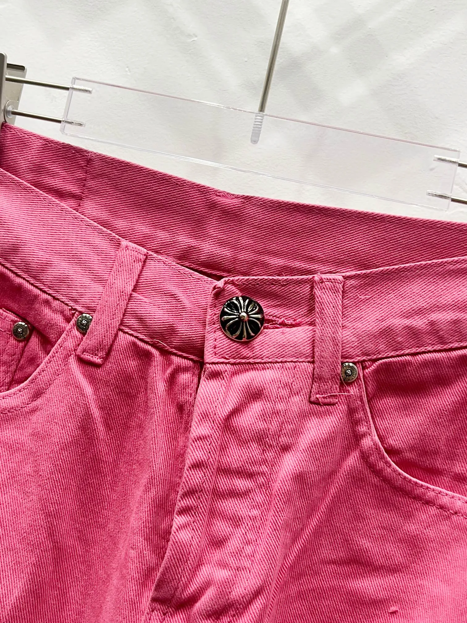 P260 style number: (c023) Chrome Hearts CH Chrome Hearts The same jeans worn by Fan Bingbing’s brother Fan Chengcheng exudes uninhibited personality and unique charm. Every wear and tear is carefully designed to present a unique artistic feel. Made of imported denim fabric, which has undergone heavy industrial washing and destruction treatment, the trousers show a super cool effect on the upper body, allowing you to dominate the fashion stage.  This is more than just a pair of jeans, it is an expression of attitude. With its unique design concept and ultimate pursuit of details, Croxin breaks traditional boundaries and defines the jeans trend in the new era. The trousers are made of double-layer woven fabric and matched with customized hardware, showing an incomparably beautiful and unique style, making every wearer the focus of fashion. Imported denim fabric, super heavy-duty washed and damaged, the upper body is super cool! Customized hardware, incomparably good-looking model. The production process is difficult. It has a high-street feel. Color: pink Size: 28, 30, 32, 34